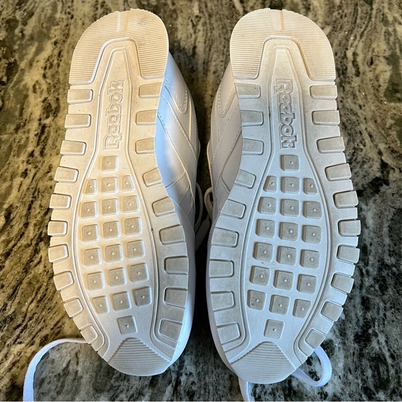 Reebok Classic Harman woman’s running sneaker. - Picture 4 of 5